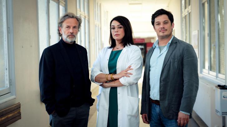 Stéphane Freiss, Lola Dewaere et Aurélien Wiik posant face caméra